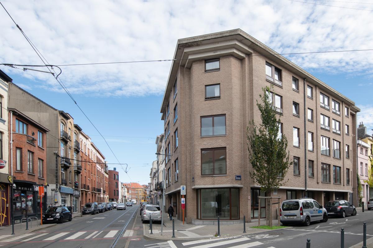 En février 2021, le Foyer Schaerbeekois a inauguré un immeuble à l’angle de la chaussée de Helmet et de la rue du Corbeau.