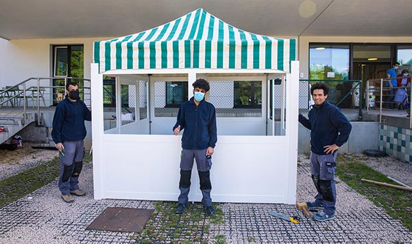 Les menuisiers de la commune ont construit des dispositifs en bois pour sécuriser les visites dans les maisons de repos. 