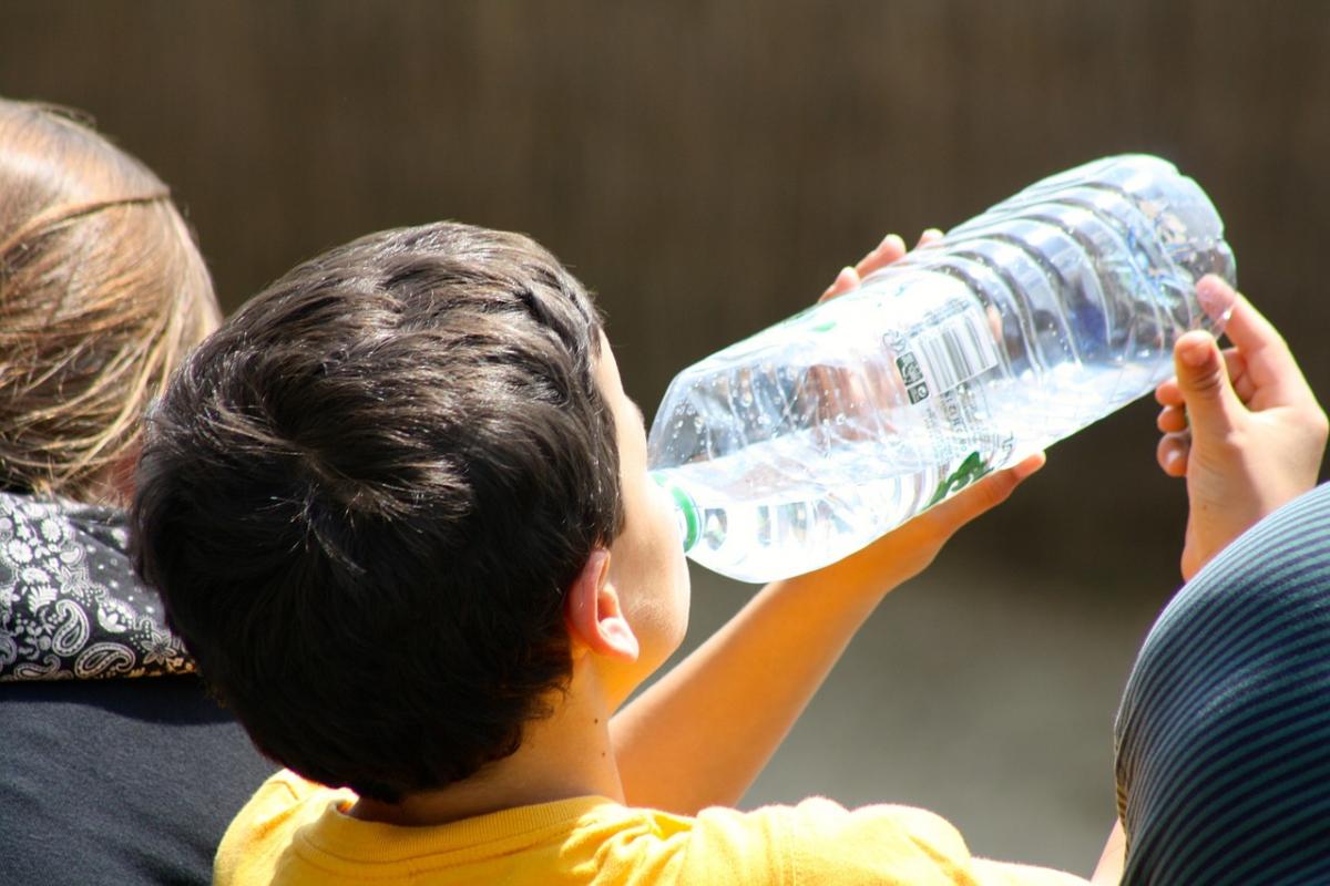 enfant qui boit de l'eau