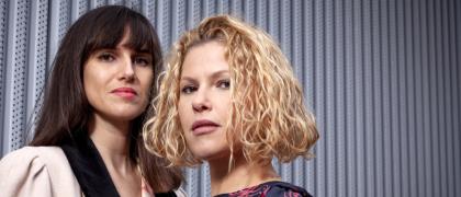 les deux journalistes Myriam Leroy et Florence Hainaut posent face caméra. 