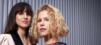 les deux journalistes Myriam Leroy et Florence Hainaut posent face caméra. 