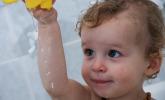 enfant dans son bain