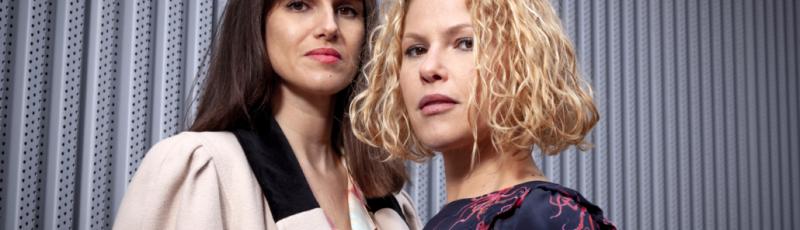 les deux journalistes Myriam Leroy et Florence Hainaut posent face caméra. 
