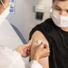 Après avoir reçu son vaccin, cette personne pourra voyager grâce à son certificat de vaccination.