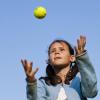 enfant et balle de tennis