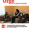 3 femmes d'âges différentes discutent, assisent sur un sofa