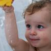 enfant dans son bain