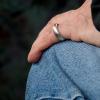 une main avec une bague 
