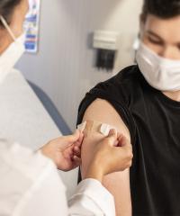 Après avoir reçu son vaccin, cette personne pourra voyager grâce à son certificat de vaccination.