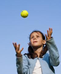 enfant et balle de tennis