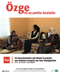 3 femmes d'âges différentes discutent, assisent sur un sofa