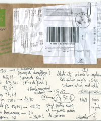 Papier avec écrit en manuscrit les comptes
