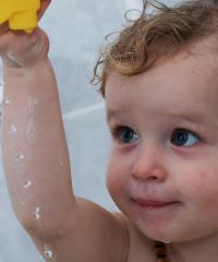 enfant dans son bain