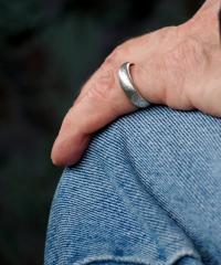une main avec une bague 